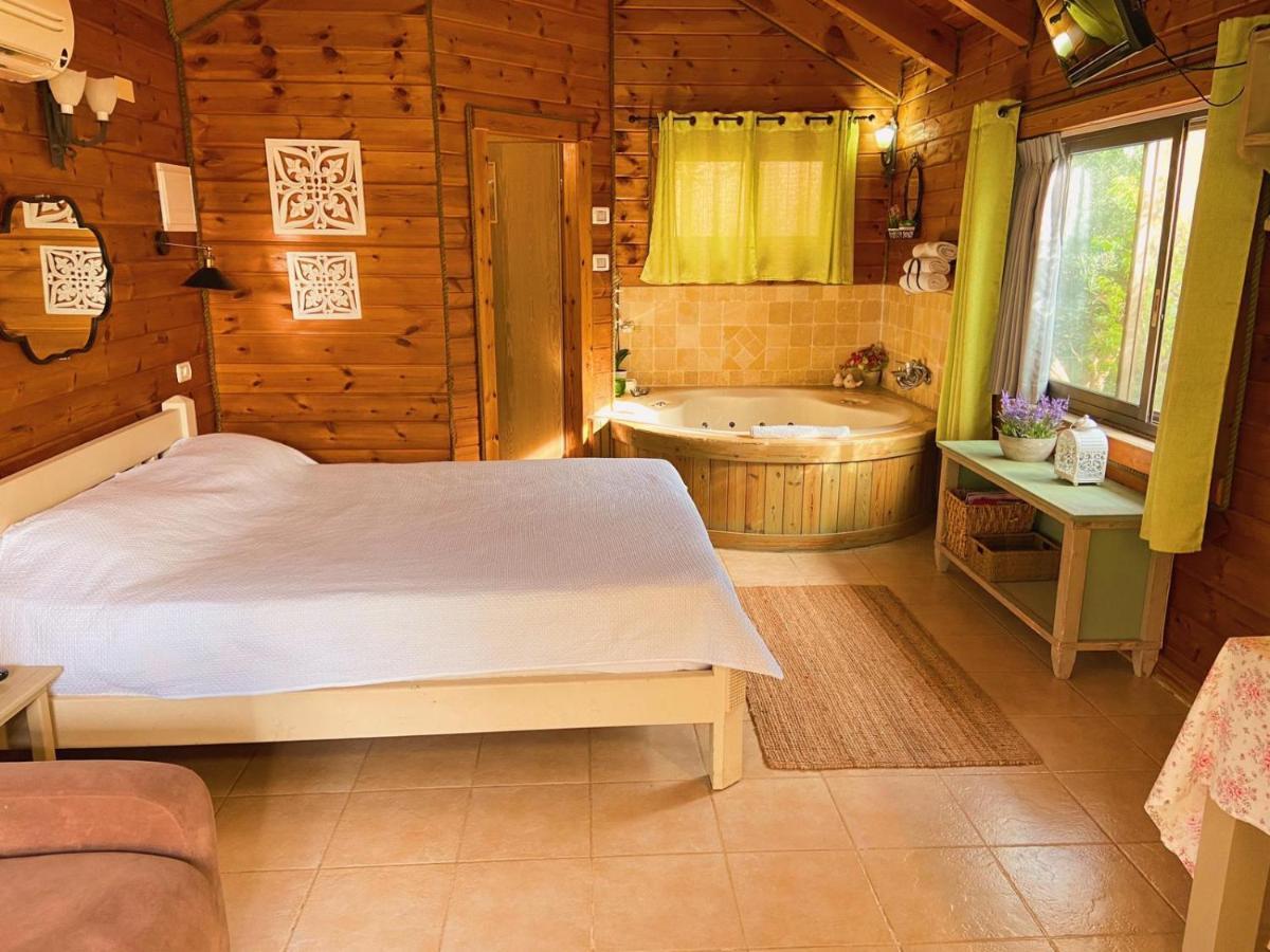 Julie'S Cabins Neot Golan Exterior foto