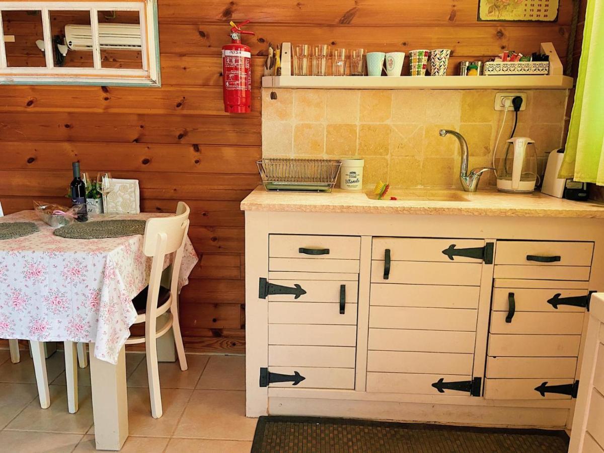 Julie'S Cabins Neot Golan Exterior foto